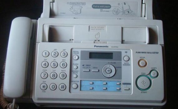 Máy fax Panasonic KX-FP701 trang bị màn hình LCD